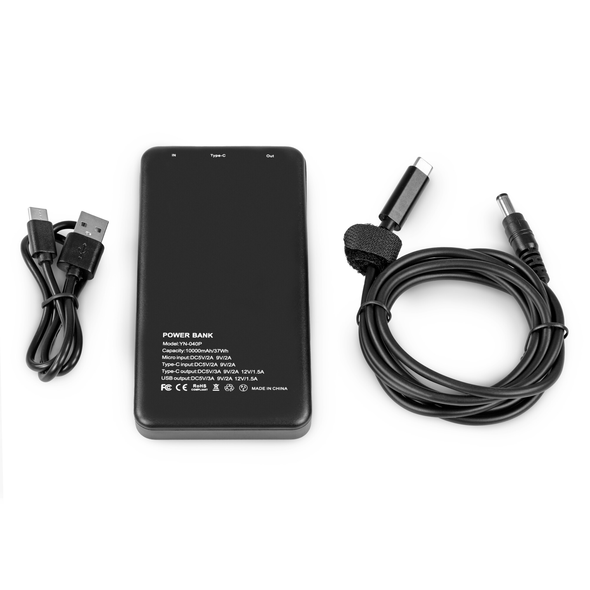 Schwarze Powerbank mit USB- und Typ-C-Kabeln. Kabel sind aufgerollt. Text auf der Powerbank. Weißer Hintergrund.