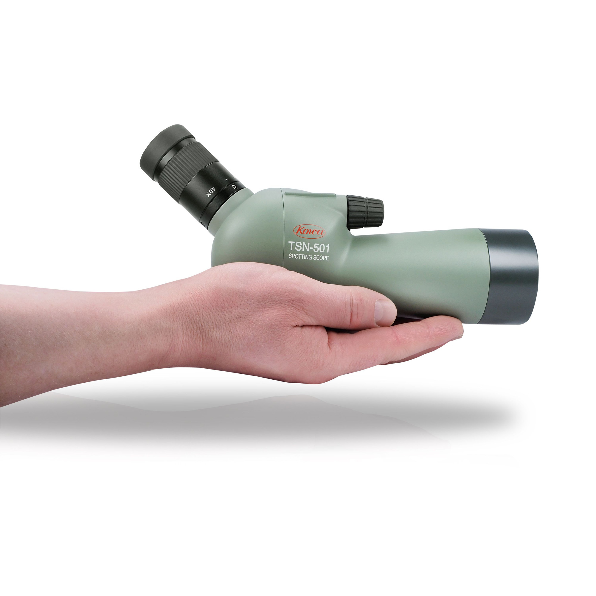 Una mano tiene un cannocchiale Kowa TSN-501. Il cannocchiale è verde oliva, con dettagli neri. Lo sfondo è bianco.