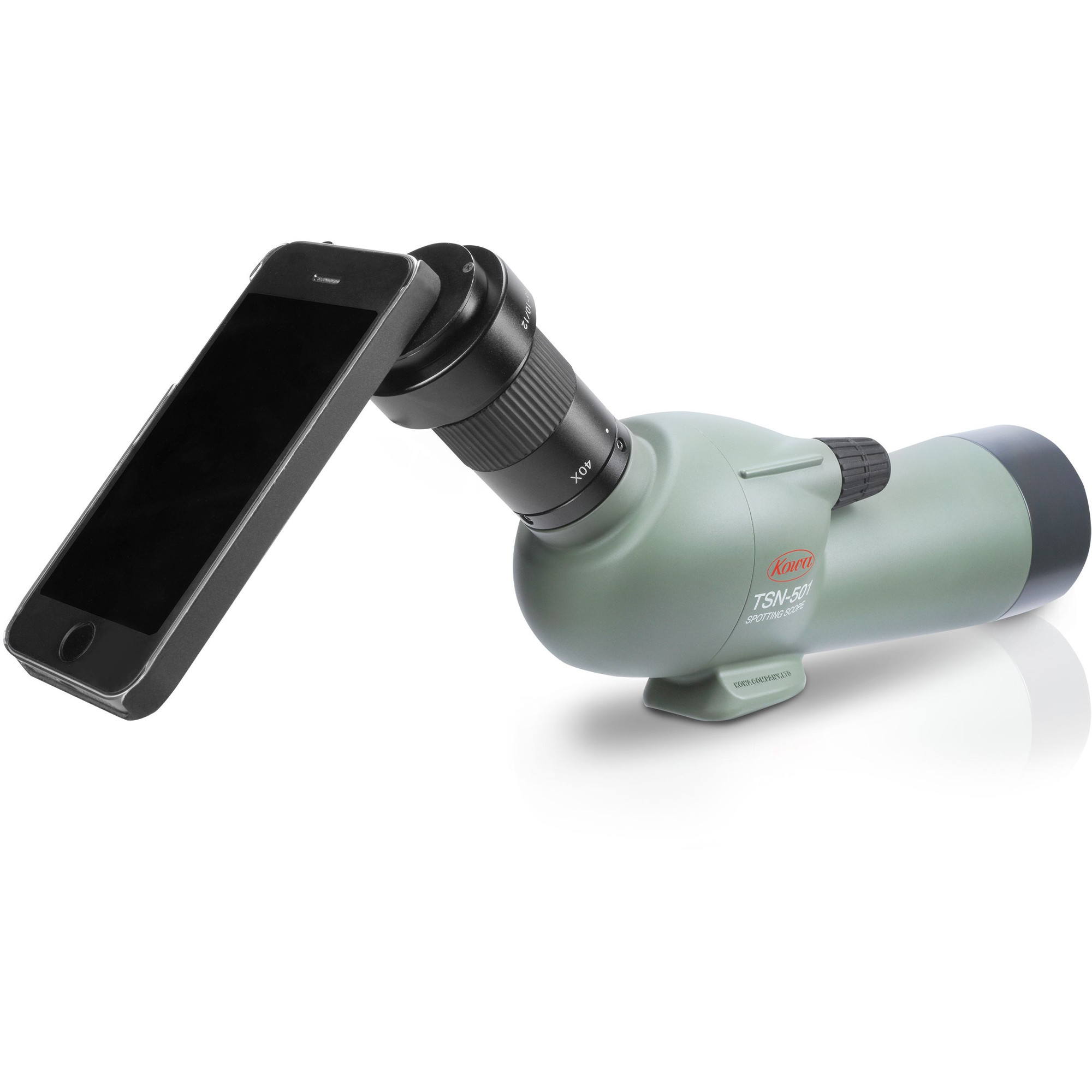 Uno smartphone collegato a un cannocchiale verde. Lo schermo del telefono è nero. Lo sfondo è bianco.