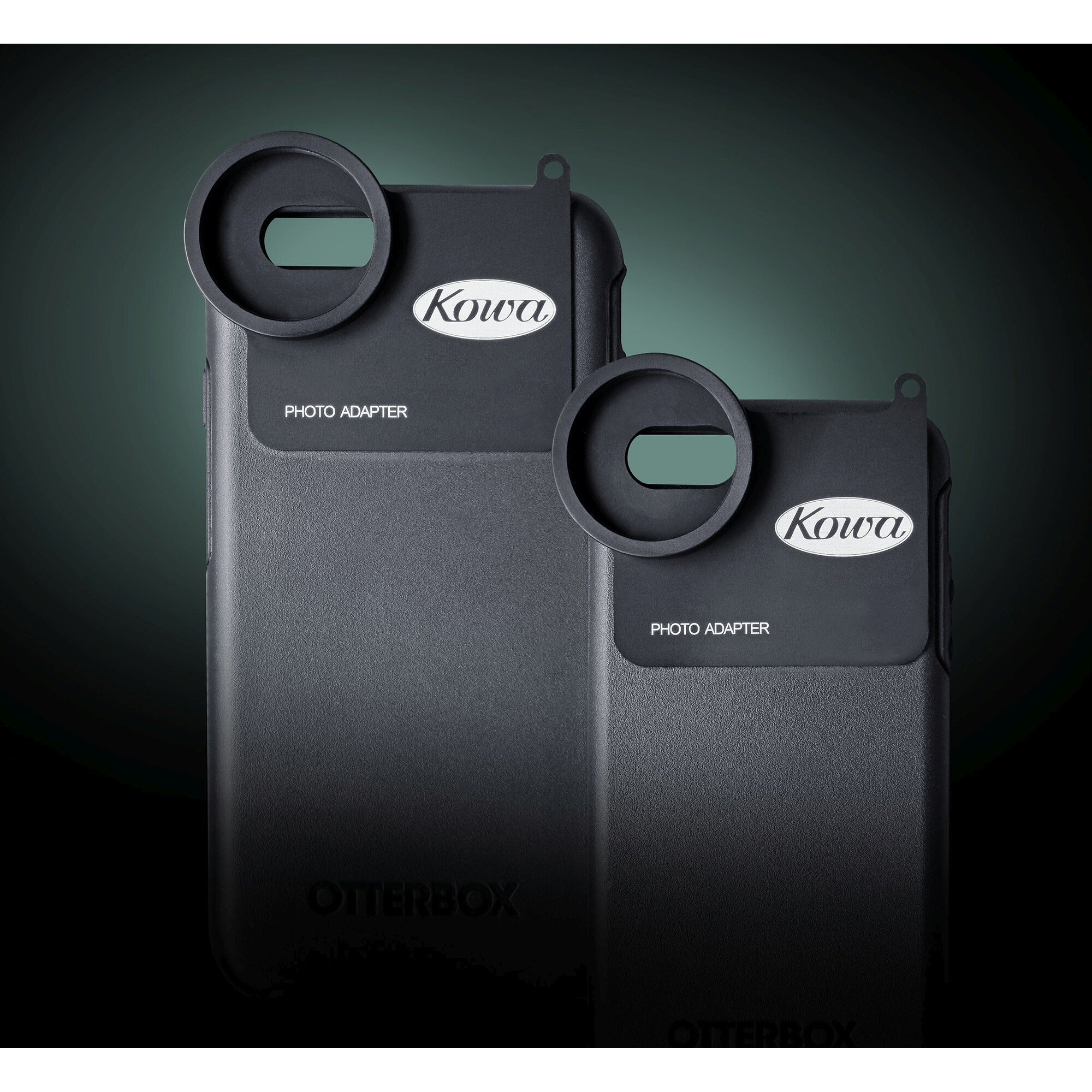 Zwei schwarze Telefonhüllen mit Objektivaufsätzen. Eine hat das 'Kowa'-Logo und den Text 'Photo Adapter'.