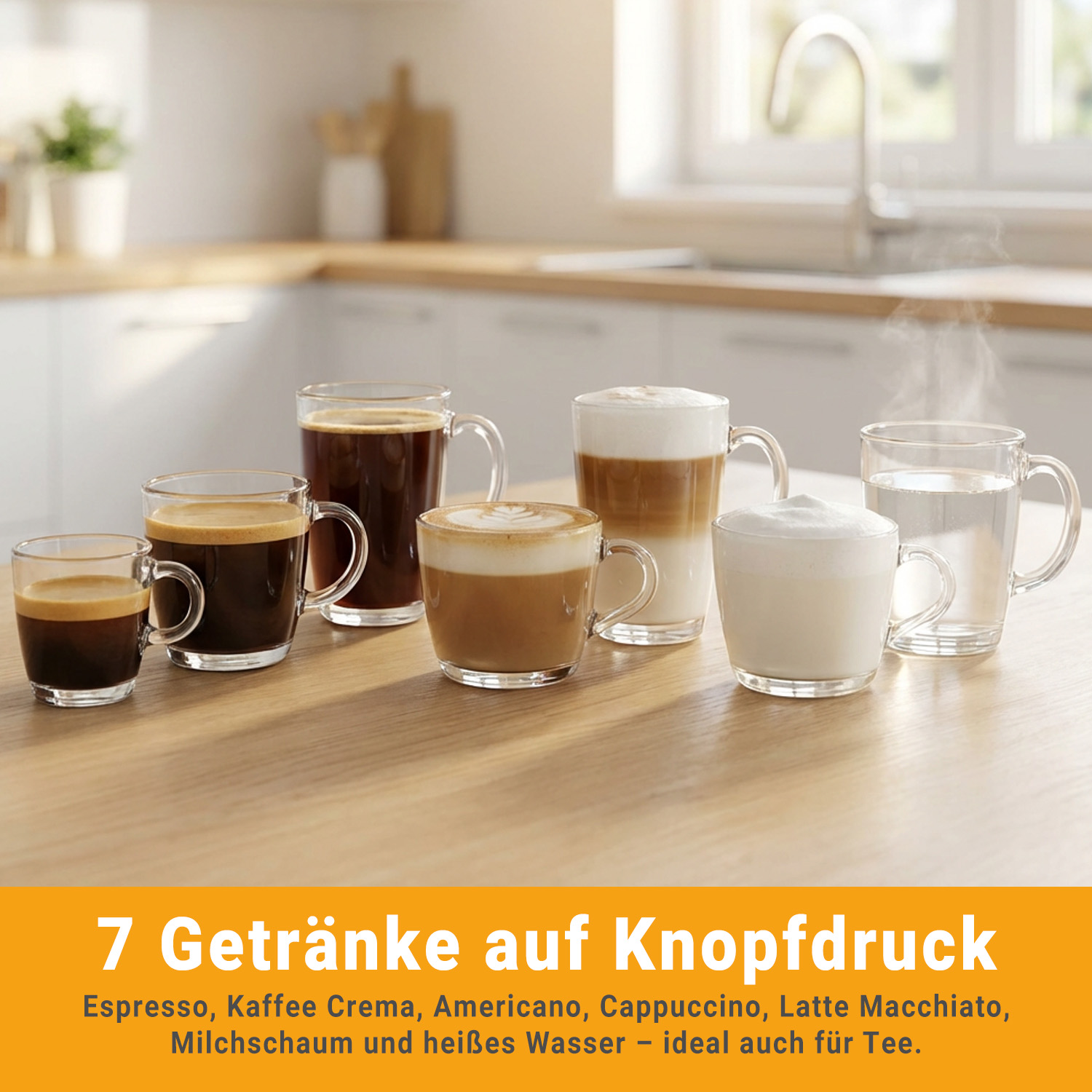 Sieben Glasbecher mit verschiedenen Getränken auf einem Holztisch. Im Hintergrund ist eine Küche mit Spüle zu sehen.