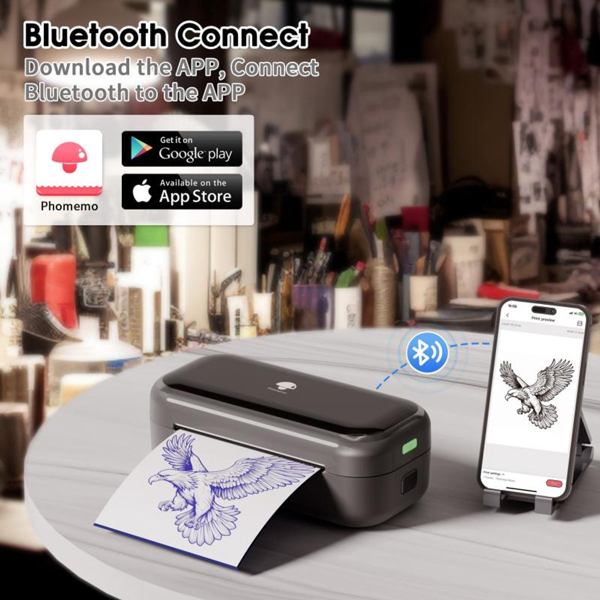 Een printer drukt een adelaarontwerp af. Een telefoon toont dezelfde adelaar. Bluetooth-icoon. App-pictogrammen en een paddenstoellogo linksboven.