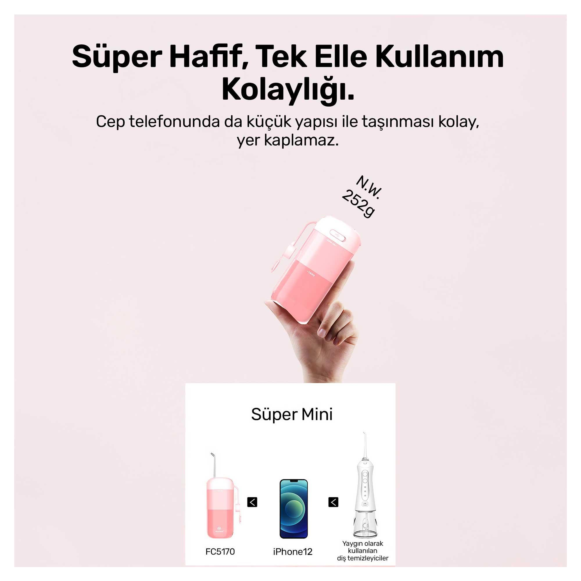 Bir elde tutulan pembe ve beyaz taşınabilir diş temizleyici. Metin, mini ve kullanımı kolay olduğunu söylüyor.