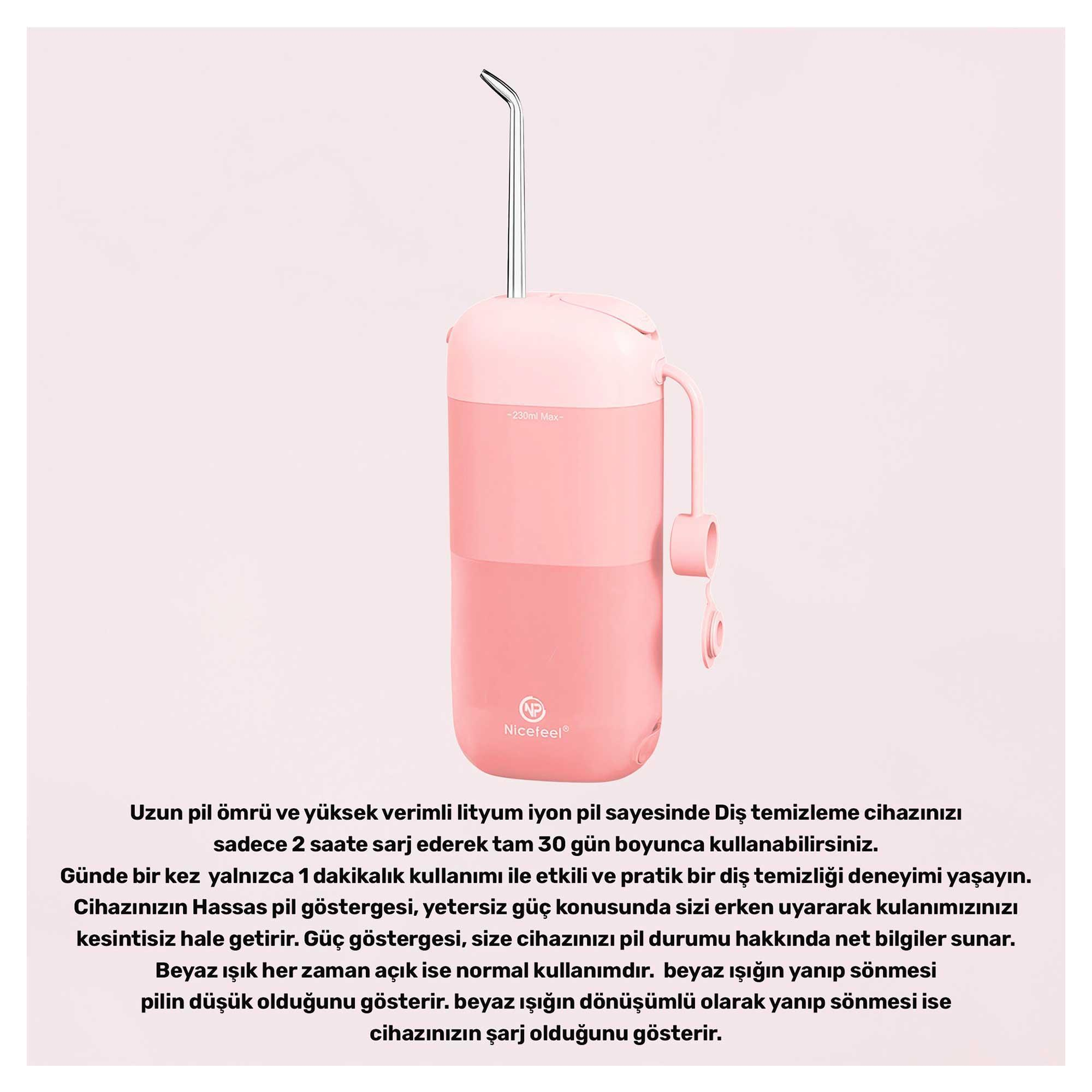 Gümüş renkli nozullu pembe bir ağız duşu. Bir tutacağı ve bir düğmesi var. Cihaz üzerindeki metin.