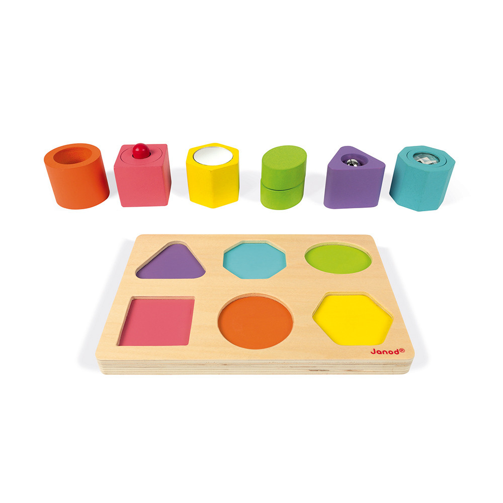 Bloques de madera de formas coloridas descansan sobre un tablero clasificador de formas de madera.