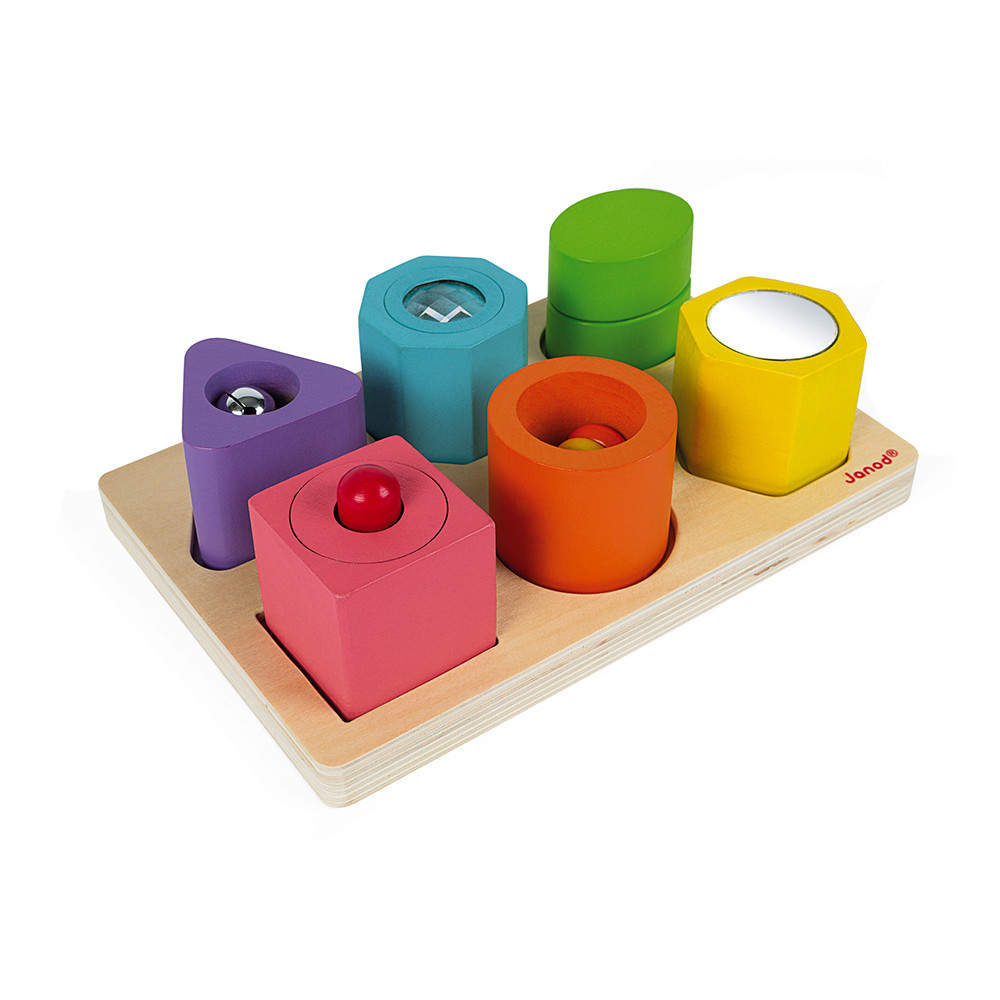 Un rompecabezas de madera con formas geométricas coloridas. Incluye un triángulo, un cubo, un cilindro y otras formas de varios colores.