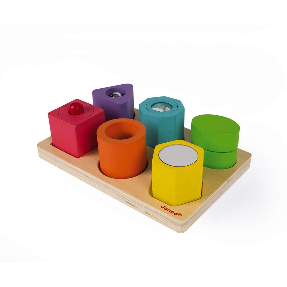 Juguete de clasificación de formas de madera con cubo rojo, triángulo morado, cilindro naranja, hexágono verde azulado, óvalo verde y octágono amarillo.