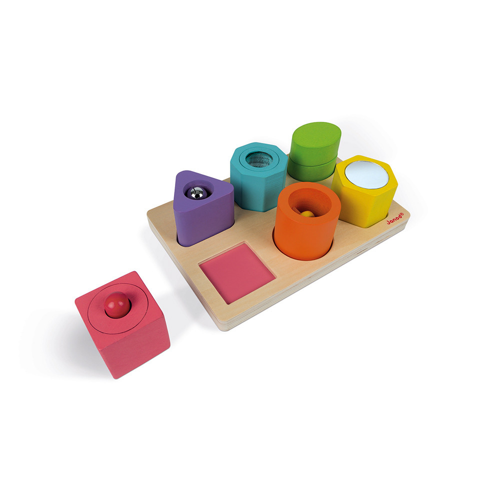 Un juguete de clasificación de formas de madera con formas geométricas coloridas. Incluye un cubo, un triángulo, un cilindro y otras formas en una tabla de madera.