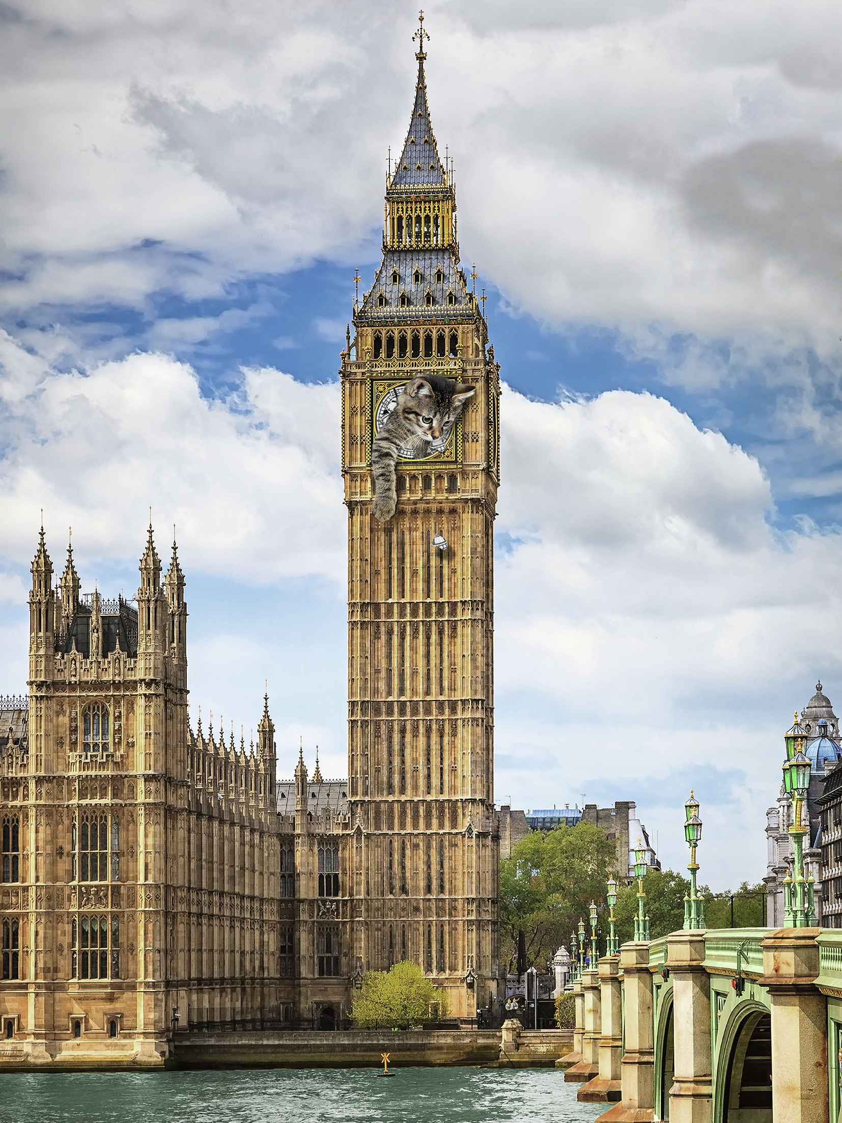 Big Ben con un gatto nel quadrante. Palazzo del Parlamento e ponte in primo piano, cielo nuvoloso.