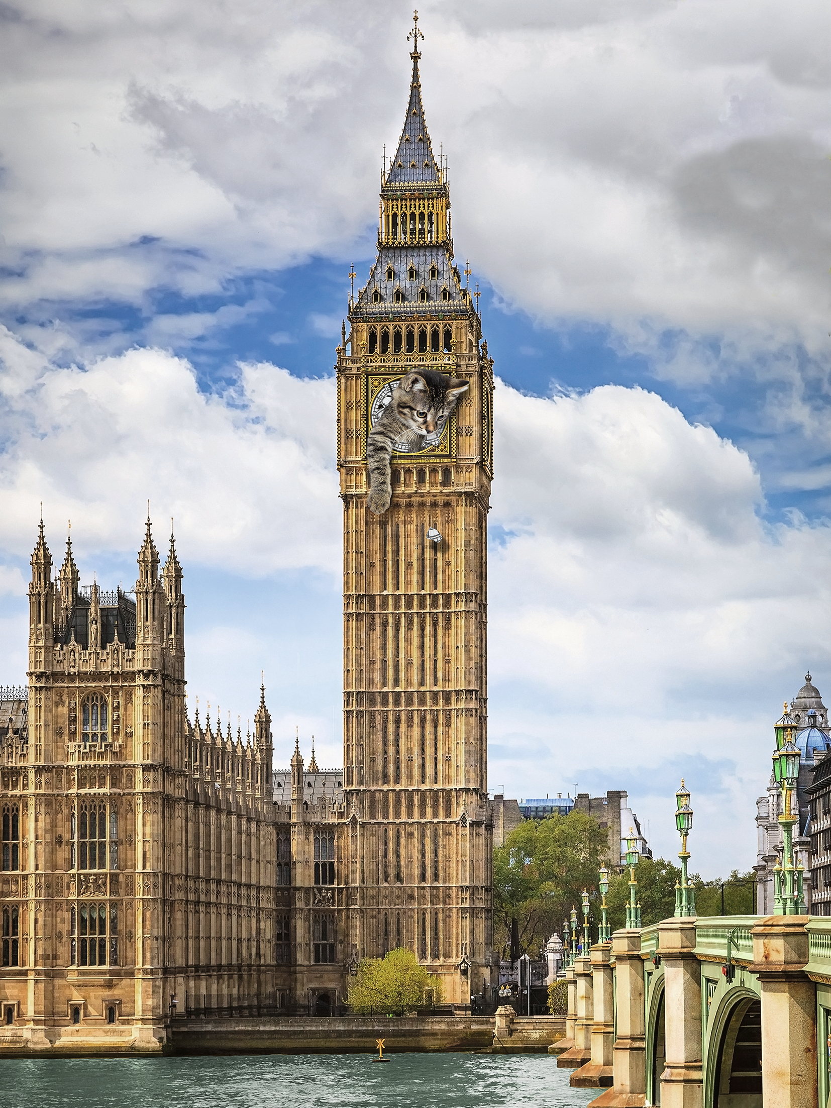 Big Ben con un gatto nel quadrante. Palazzo di Westminster sullo sfondo. Fiume Tamigi in primo piano.