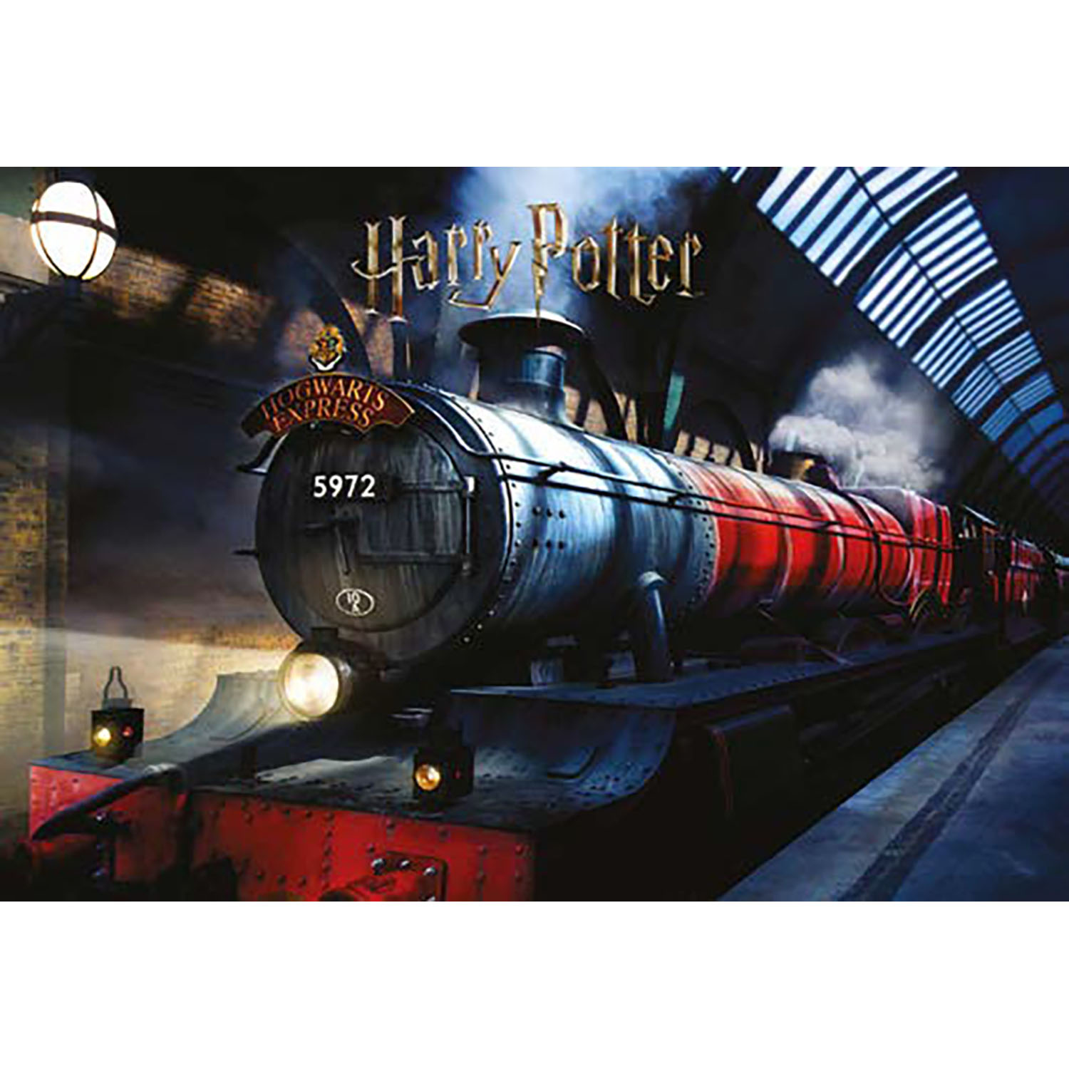 Ein Harry-Potter-Zug, der Hogwarts-Express, an einem Bahnhof. Der Zug ist rot, schwarz und silber mit Dampf.