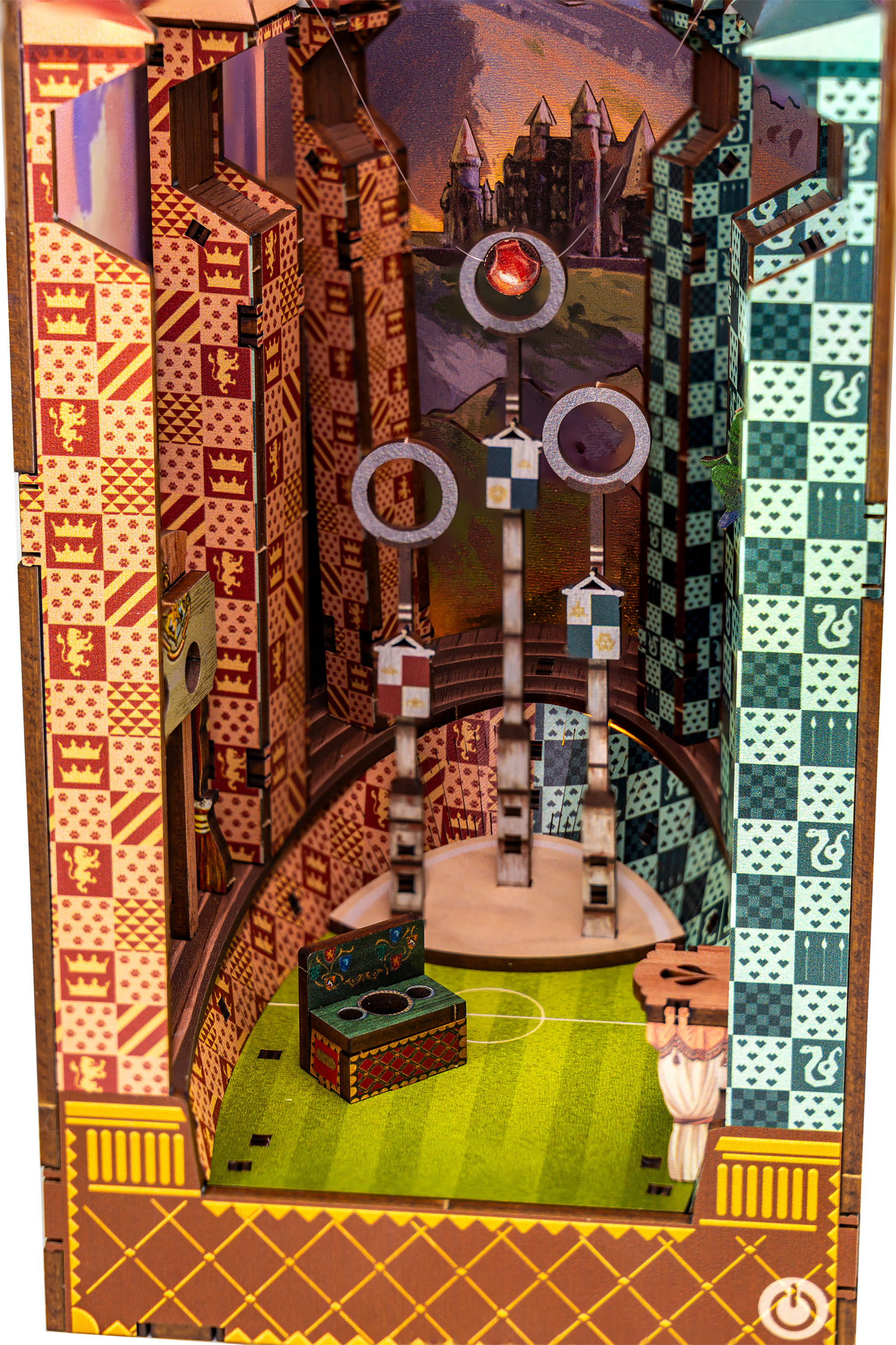 Un diorama in legno dettagliato di una scena di Quidditch. Include il campo, le porte e il castello di Hogwarts sullo sfondo.