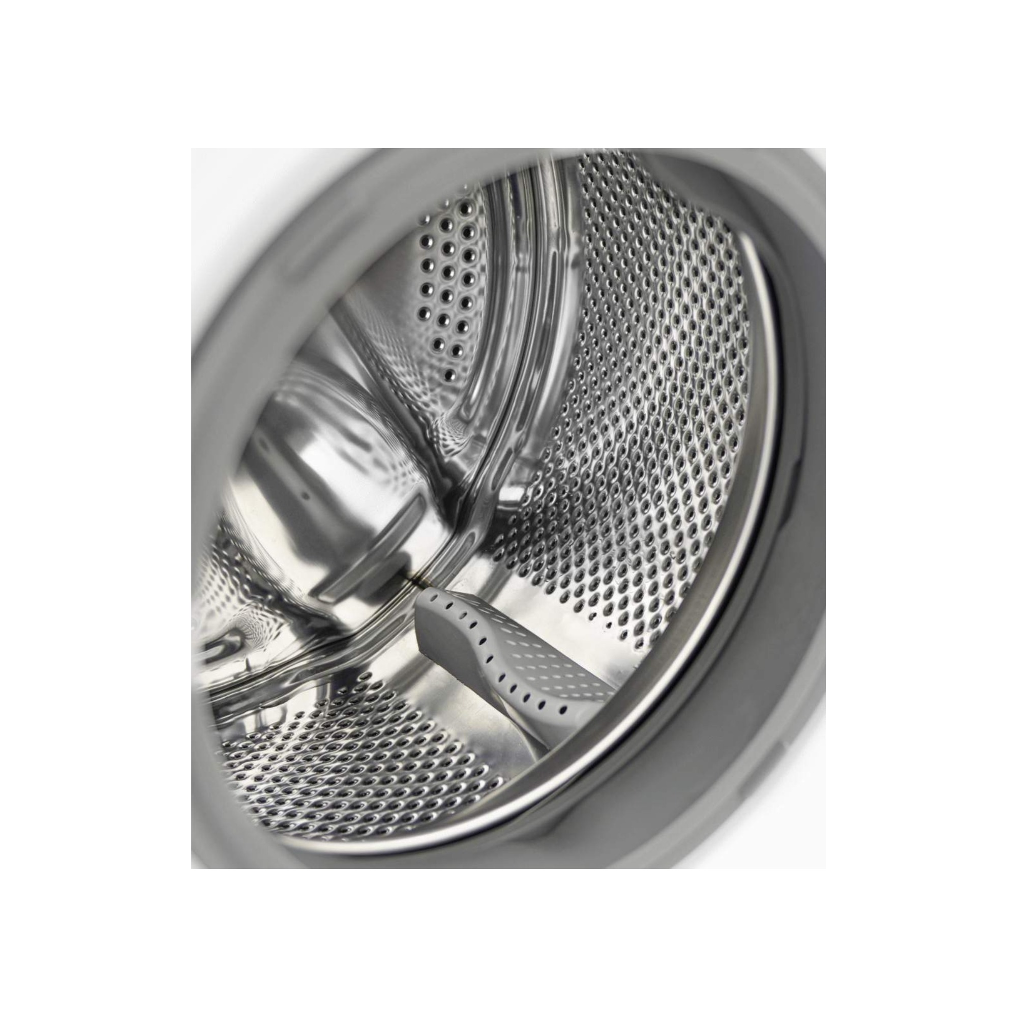 Interior de un tambor de lavadora. Tambor de acero inoxidable con paredes perforadas y un componente de plástico gris.