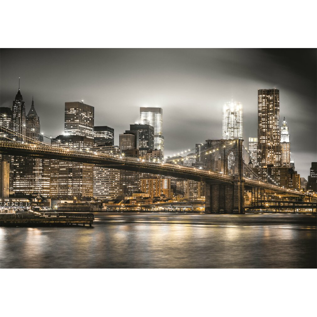 Vue nocturne du pont de Brooklyn, NYC, avec les lumières de la ville se reflétant sur l'eau. Gratte-ciel en arrière-plan et pont au premier plan.