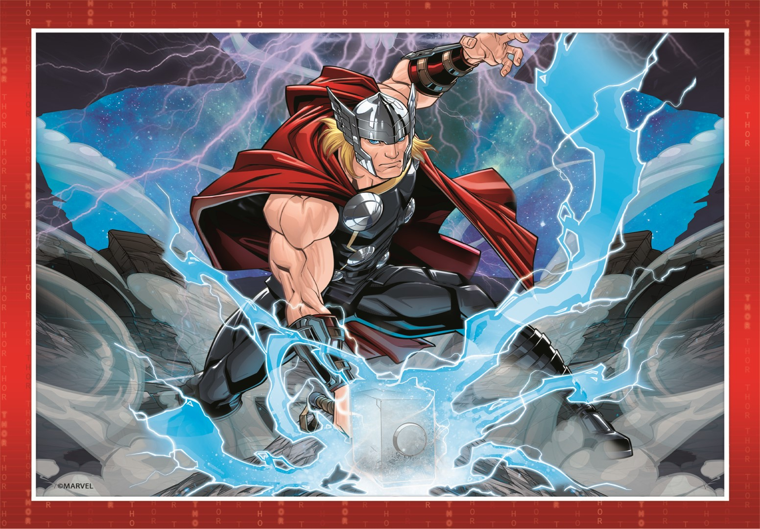 Thor, un hombre rubio y musculoso con capa roja, empuñando un martillo, rodeado de rayos azules y un fondo cósmico.