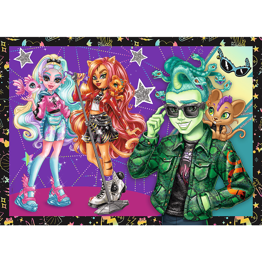 Monster High-personages op het podium: Meisje met blauw haar, kat-thema meisje met microfoon en groenhuidige man met zonnebril. Paarse achtergrond.