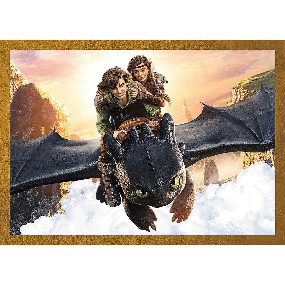 Een man en een vrouw rijden op een zwarte draak over wolken. Ze lachen. De achtergrond toont bergen en een zonsondergang.