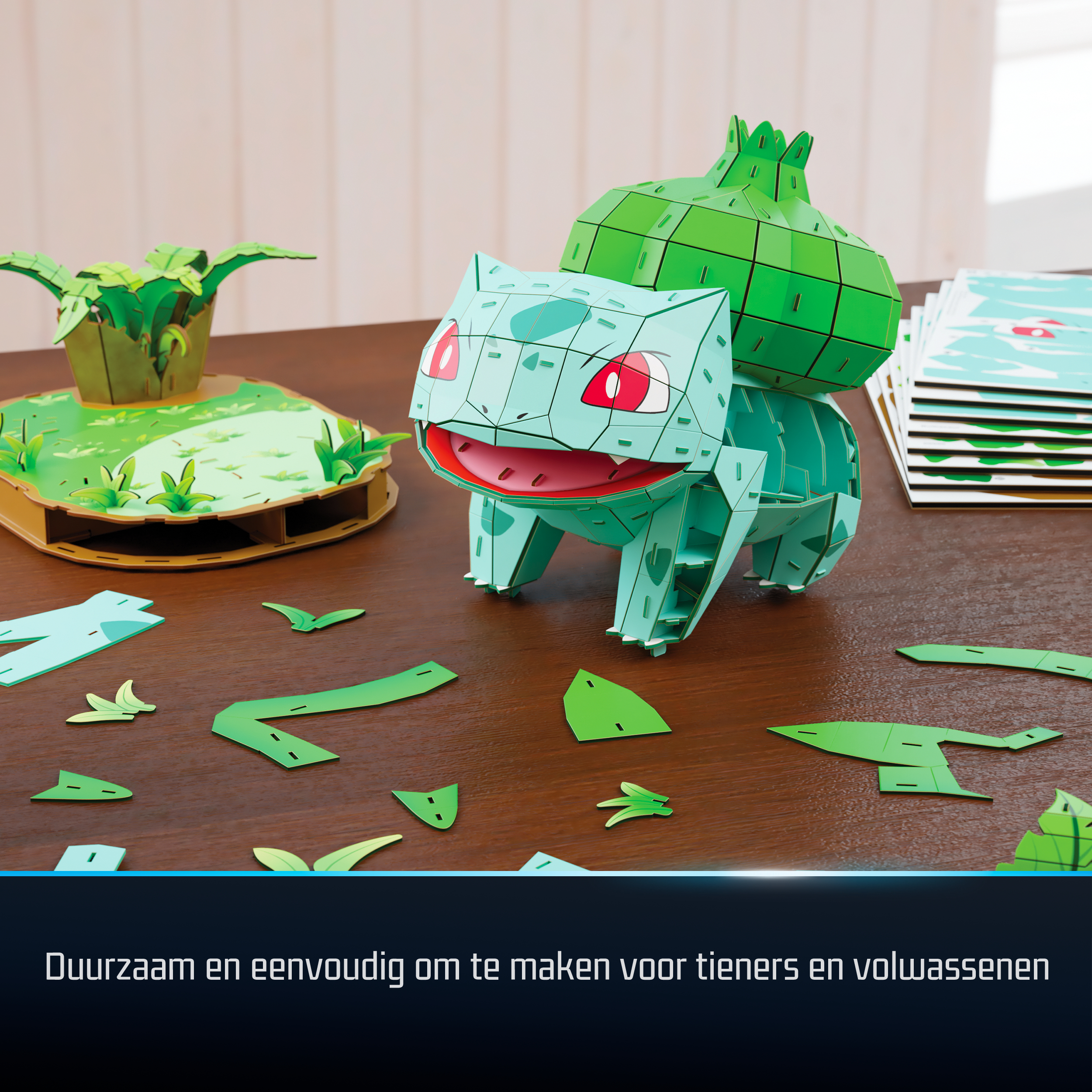 Ein Bulbasaur-Puzzle wird auf einem Holztisch zusammengesetzt. Grüne und blaue Puzzleteile und ein kleines Pflanzenmodell sind vorhanden.