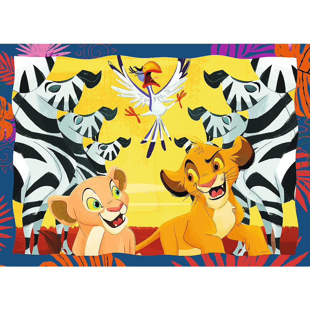 Die Charaktere von König der Löwen mit Zebras und Zazu. Simba und Nala lächeln. Zebras stehen im Hintergrund. Zazu steht im Zentrum, Arme offen.