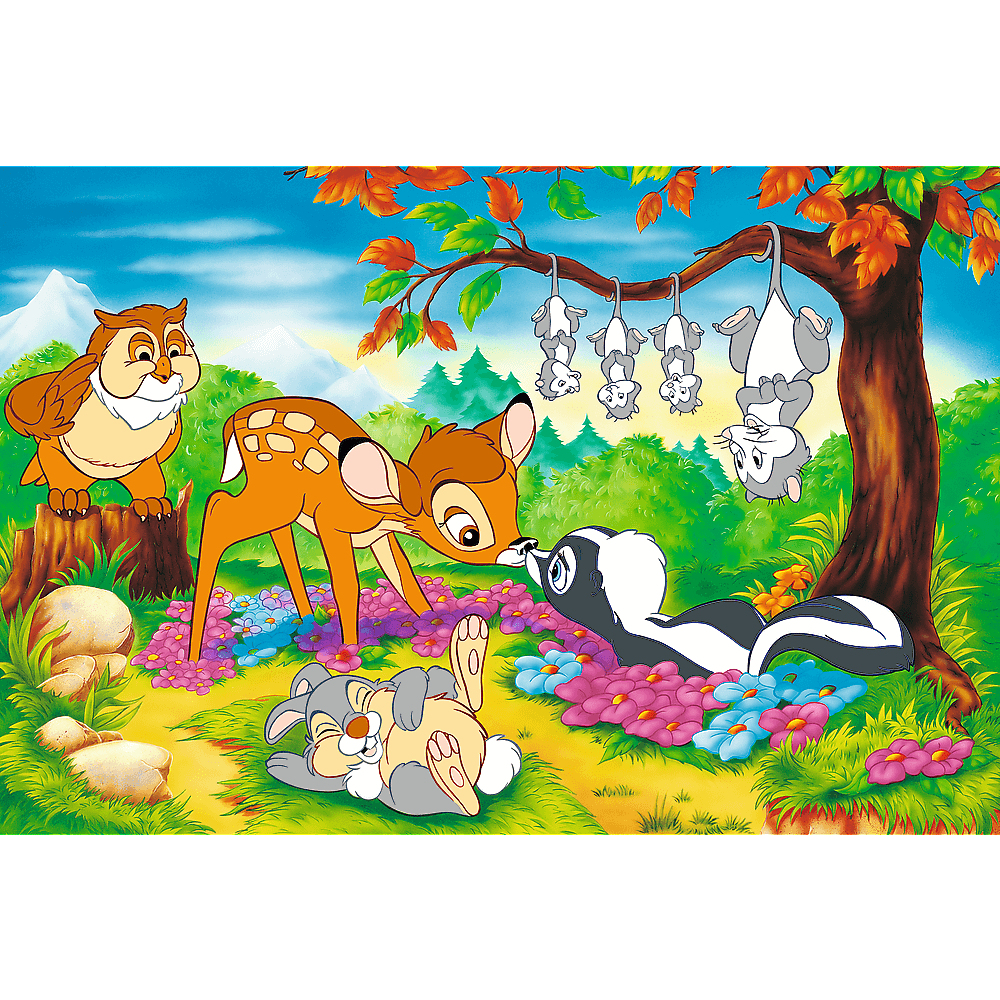 Bambi und Freunde in einer Waldszene. Eine Eule, ein Hirsch, ein Stinktier und ein Kaninchen sind vorhanden. Blumen und ein Baum mit hängenden Tieren.