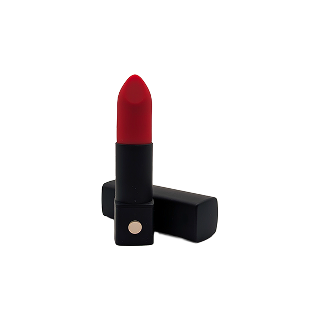 Ein roter Lippenstift ist offen, neben seiner schwarzen Kappe. Der Lippenstift ist rot. Der Hintergrund ist weiß.