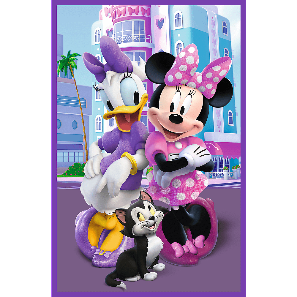 Daisy Duck, Minnie Mouse et le chat Figaro se tiennent devant des bâtiments colorés. Daisy porte du violet, Minnie du rose et Figaro est noir et blanc.