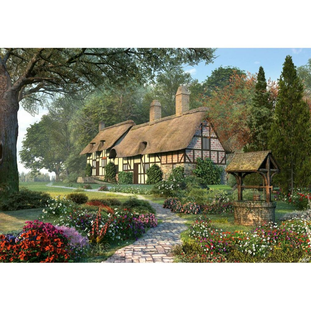 Un cottage au toit de chaume avec un chemin de pierre, des fleurs et un puits. Des arbres entourent la maison. Jour ensoleillé.