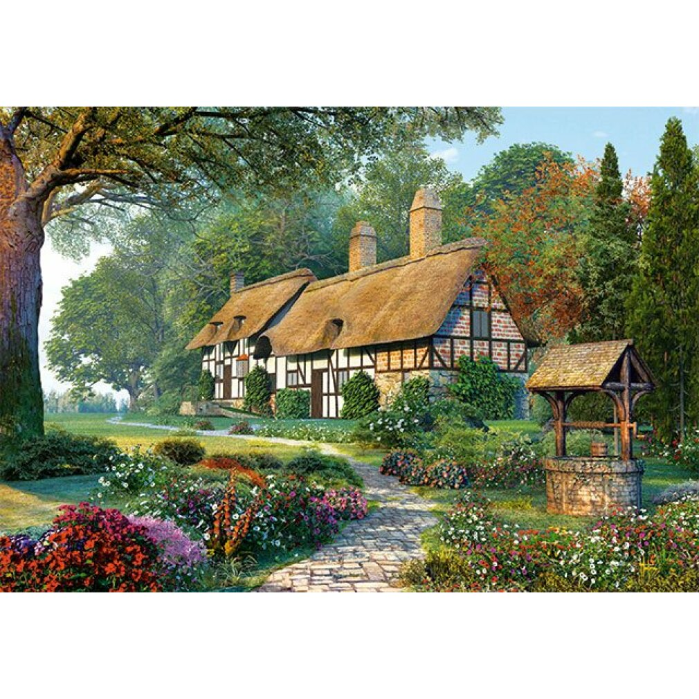 Un cottage au toit de chaume avec un chemin de pierre, un puits et des fleurs colorées dans un jardin. Les arbres entourent la maison, le ciel est bleu.