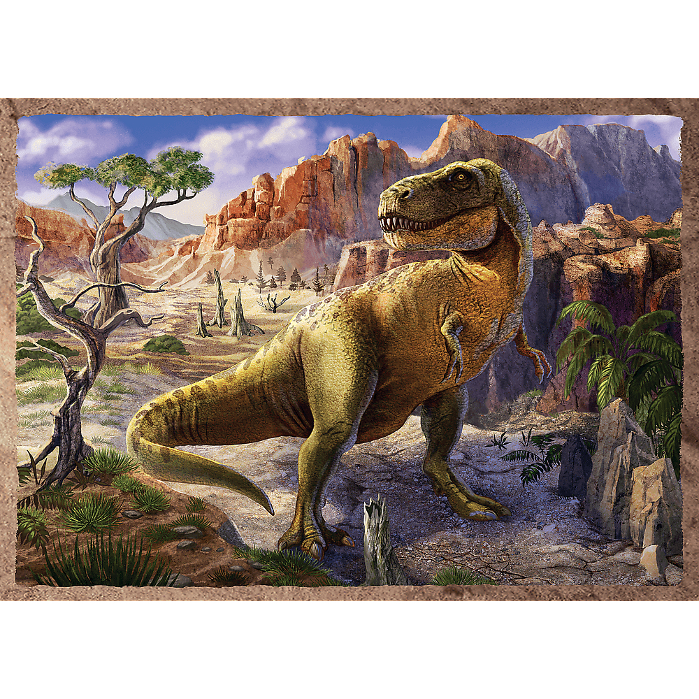 Un Tyrannosaurus Rex dans un paysage désertique avec des montagnes en arrière-plan. Le dinosaure est vert jaunâtre.