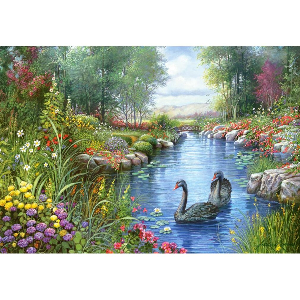 Een sereen landschap met een rivier die door een weelderige tuin stroomt. Twee zwarte zwanen zwemmen in het water.
