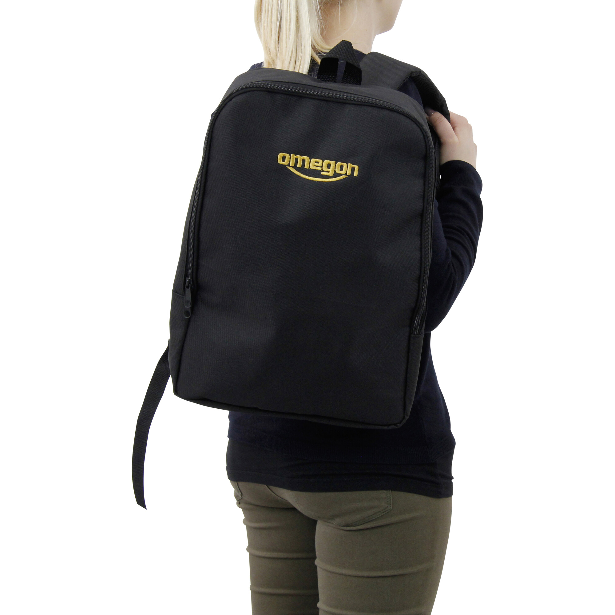 Eine Person trägt einen schwarzen Rucksack mit 'Omegon' in Gold. Sie trägt ein marineblaues Hemd und grüne Hosen. Weißer Hintergrund.