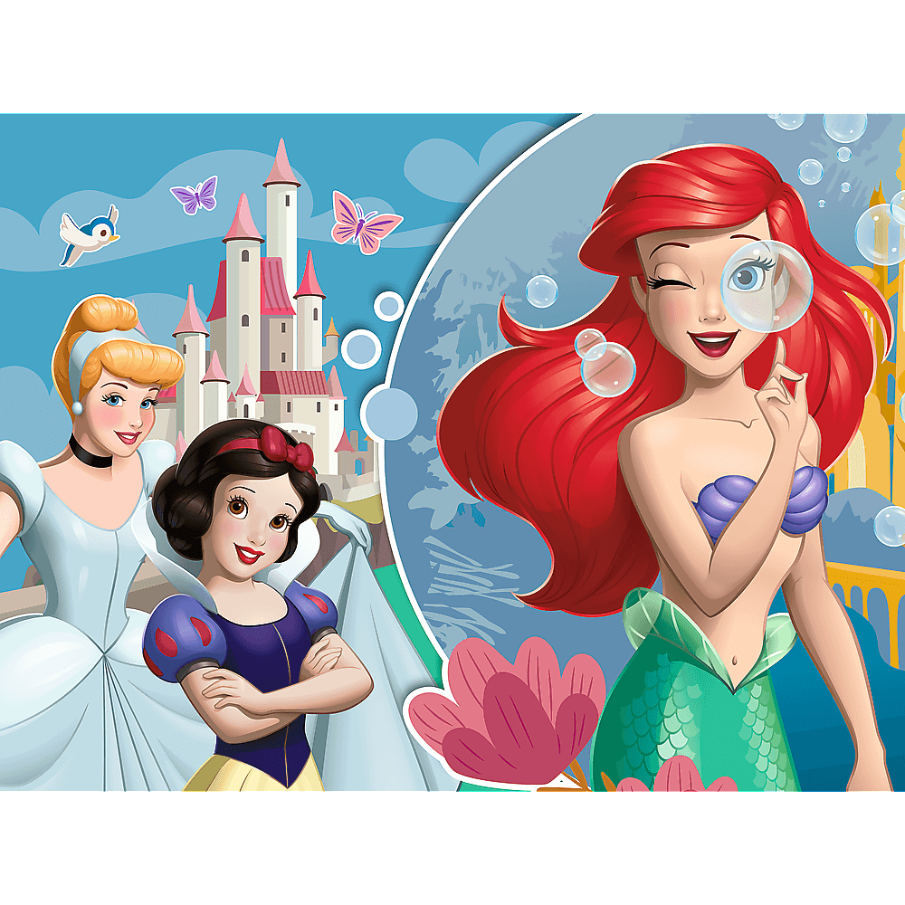 Les princesses Disney Ariel, Cendrillon et Blanche-Neige. Ariel fait un clin d'œil avec une bulle, château en arrière-plan.