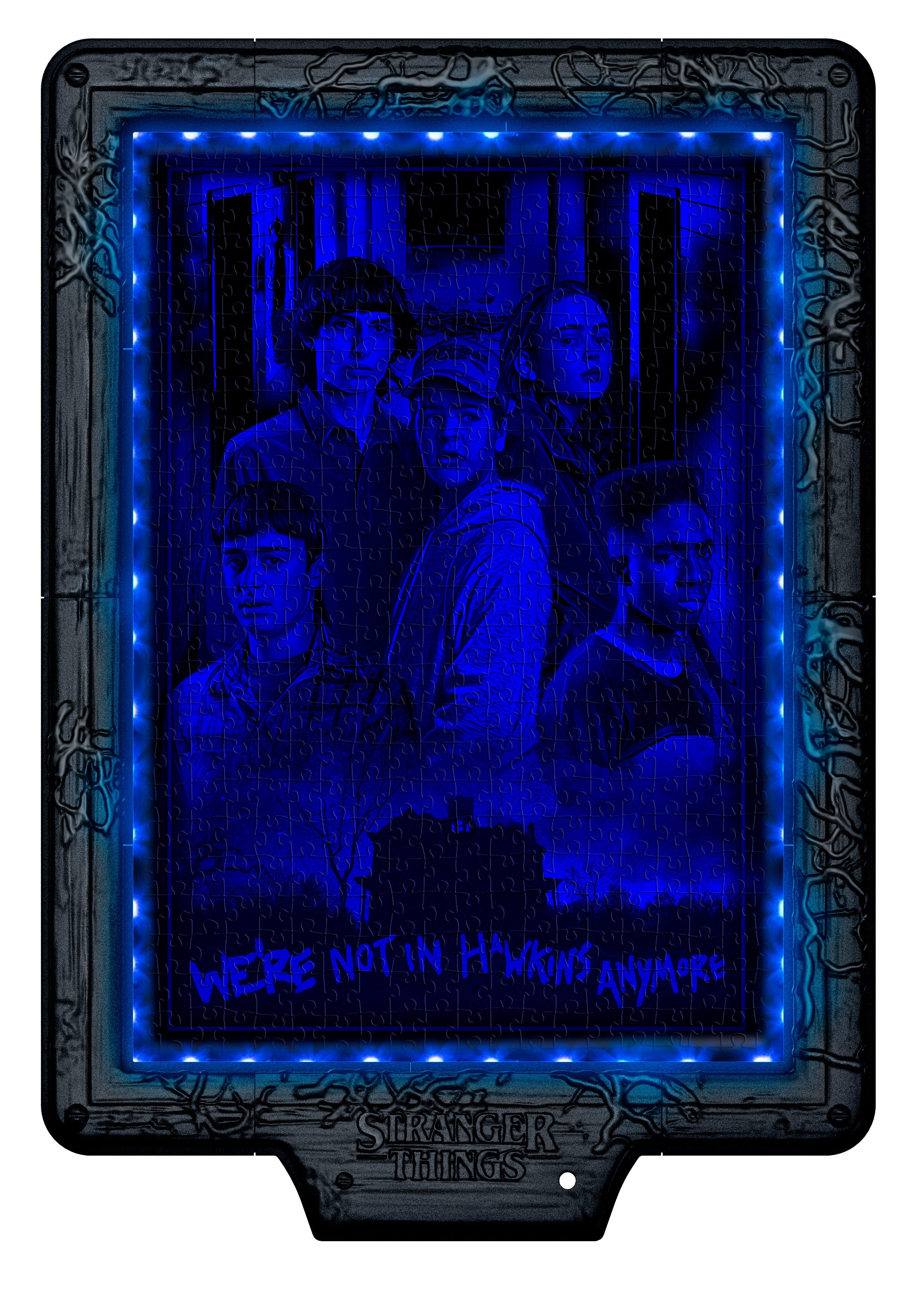 Poster mit Stranger Things-Charakteren. Blau beleuchteter Puzzlerahmen mit Text 'We're not in Hawkins anymore'.