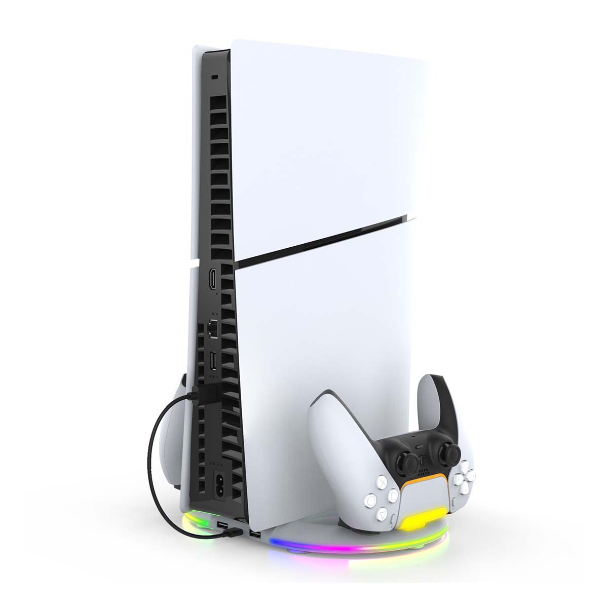 Una consola PlayStation 5 blanca con un controlador en un soporte. El soporte tiene luces de colores. Fondo blanco.