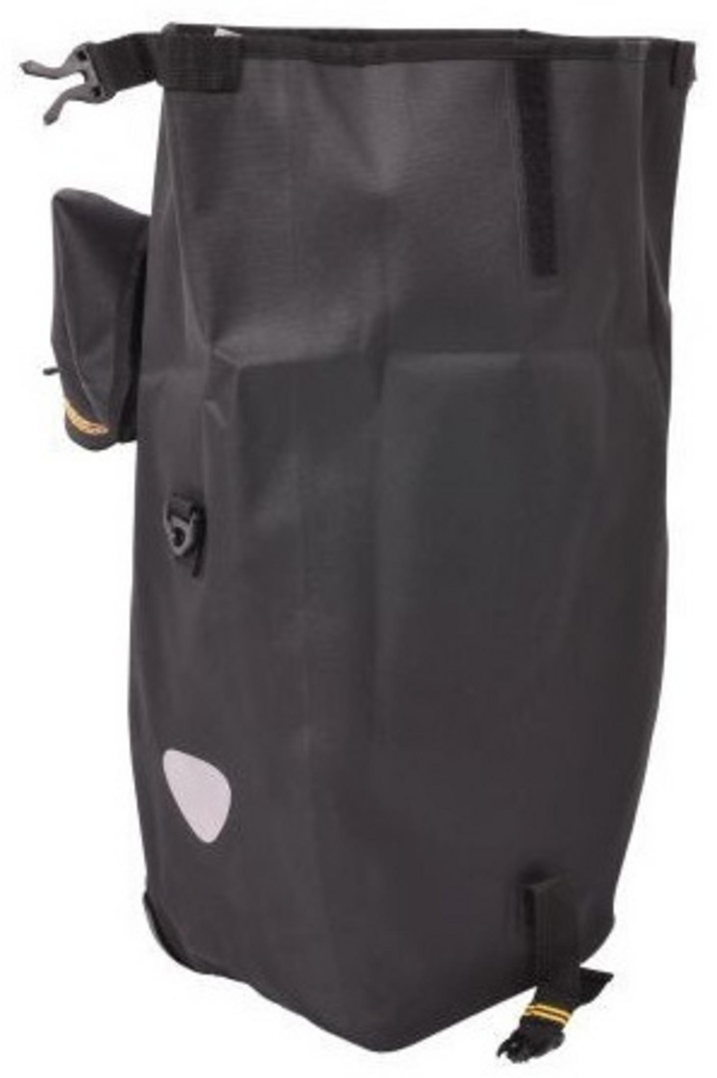 Schwarze, wasserdichte Tasche mit kleiner Seitentasche. Sie hat einen reflektierenden Aufnäher und verstellbare Gurte mit Schnallen.