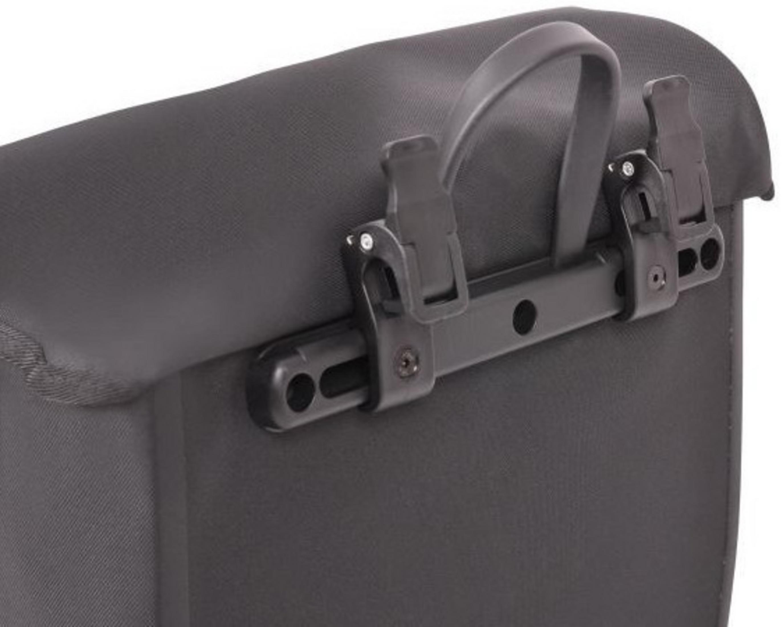 Nahaufnahme einer schwarzen Fahrradtasche mit Griff und Befestigungsmaterial. Der Hintergrund ist weiß.