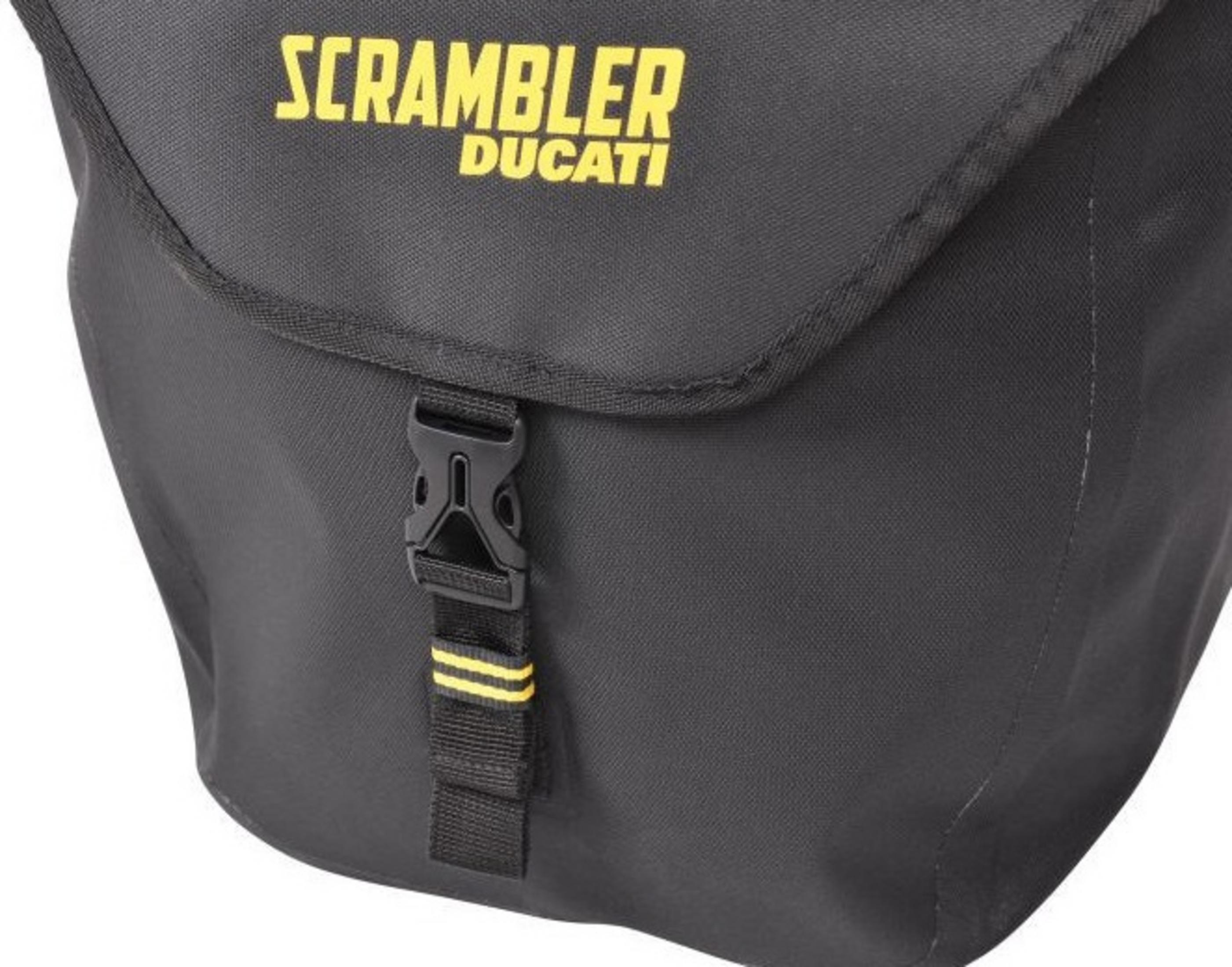 Schwarze Motorradtasche mit gelbem 'SCRAMBLER DUCATI'-Schriftzug, Schnalle und gelben Streifen.