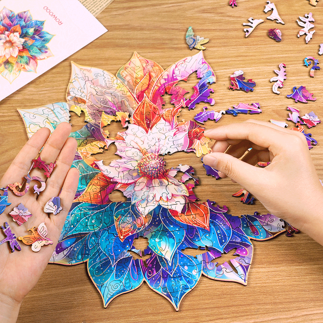 Hände, die ein hölzernes Blumenpuzzle zusammensetzen. Teile sind auf einem Holztisch verstreut, mit einer Karte, die das Design zeigt.