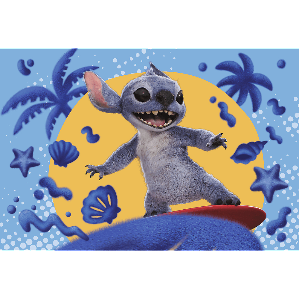 Stitch surft auf einem roten Brett. Gelbe Sonne im Hintergrund, blaues Meer und Elemente wie Muscheln und Palmen.