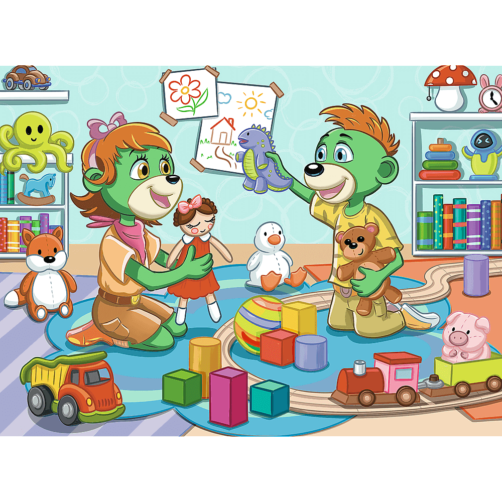 Twee groene beerachtige personages spelen met speelgoed. Een pop, een dinosaurus en een teddybeer zijn zichtbaar. Een trein en een vrachtwagen zijn ook te zien.
