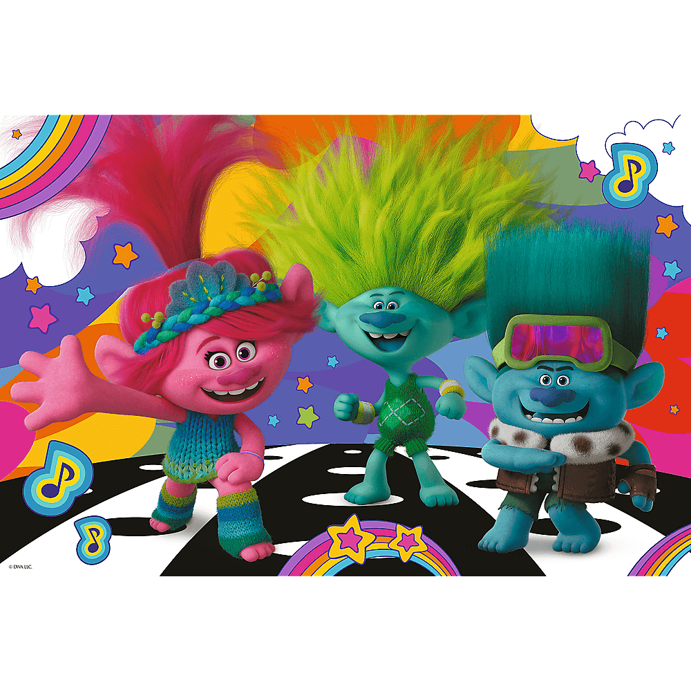 Drei bunte Trolls-Charaktere auf einer schwarz-weißen Bühne. Der Hintergrund ist eine Mischung aus Sternen, Noten und Regenbogen.