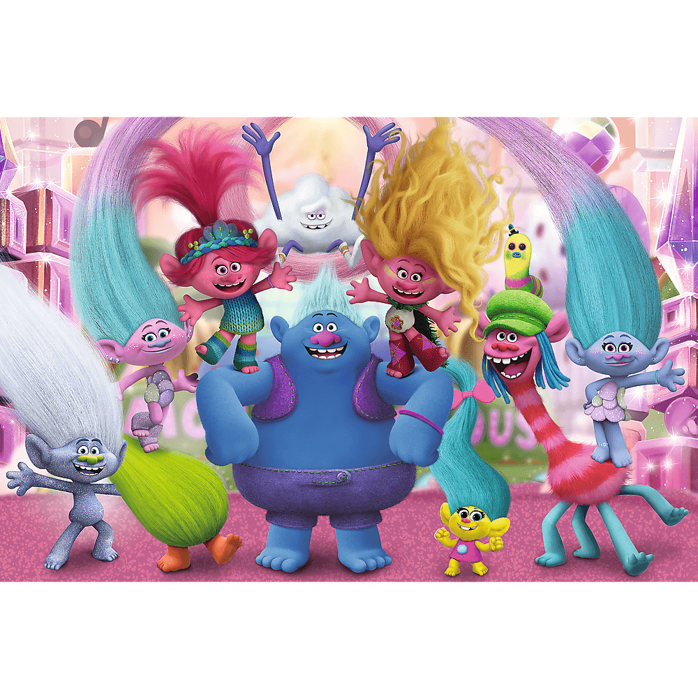 Een groep kleurrijke Trolls-personages verzamelen zich, glimlachen, met verschillende haarkleuren. De achtergrond omvat een roze en paarse omgeving.