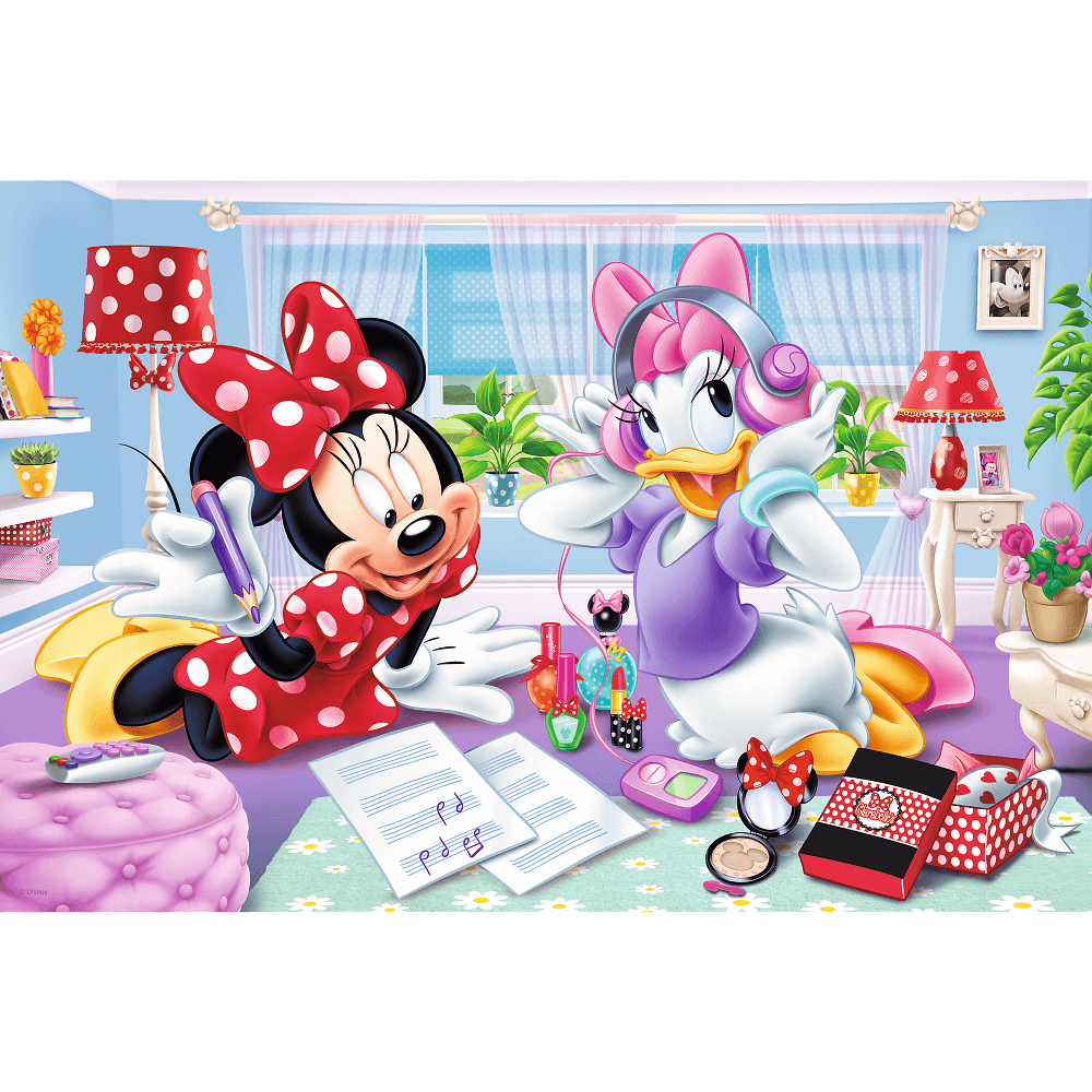 Minnie Mouse schreibt Musik, während Daisy Duck mit Kopfhörern zuhört. Schminke und Noten liegen auf dem Boden. Im Hintergrund sind Pflanzen.