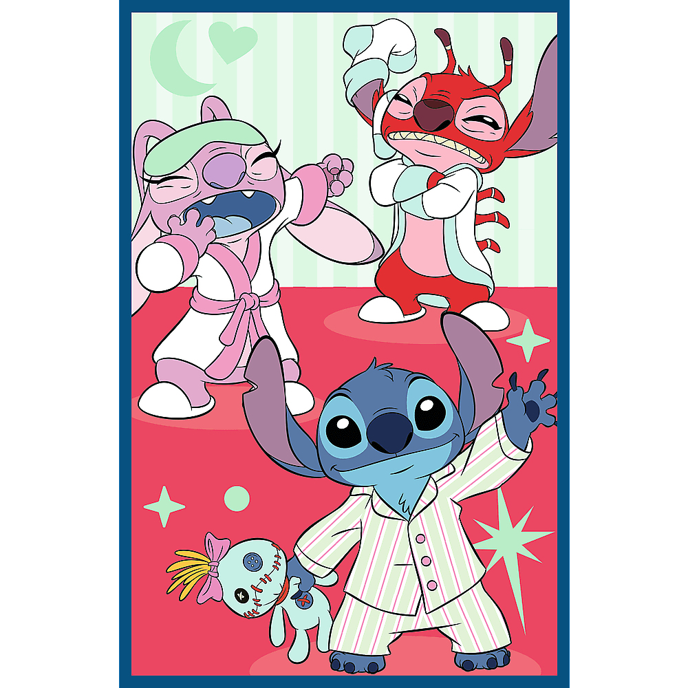 Stitch en vrienden in pyjama. Eén gaapt, één is boos en Stitch zwaait met een pop. Sterren, maan en harten versieren de achtergrond.