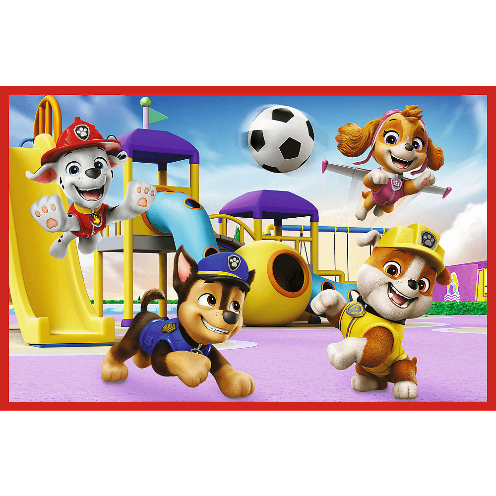 Personnages de Paw Patrol jouant dans une aire de jeux. Marshall glisse, Chase court, Rubble sourit et Skye vole, un ballon de foot en l'air.
