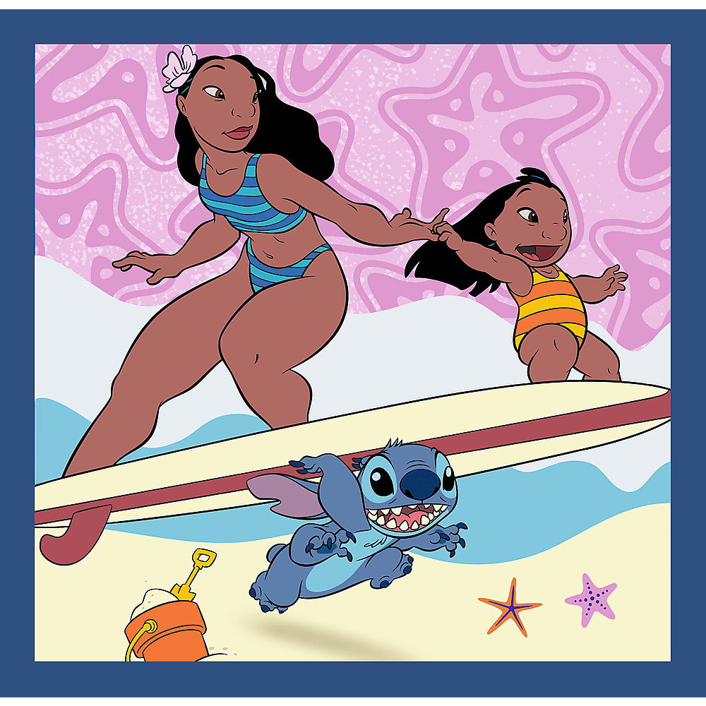 Une femme et un enfant surfent. Stitch court sur le sable. Un seau et une pelle sont sur le sable. Deux étoiles de mer.