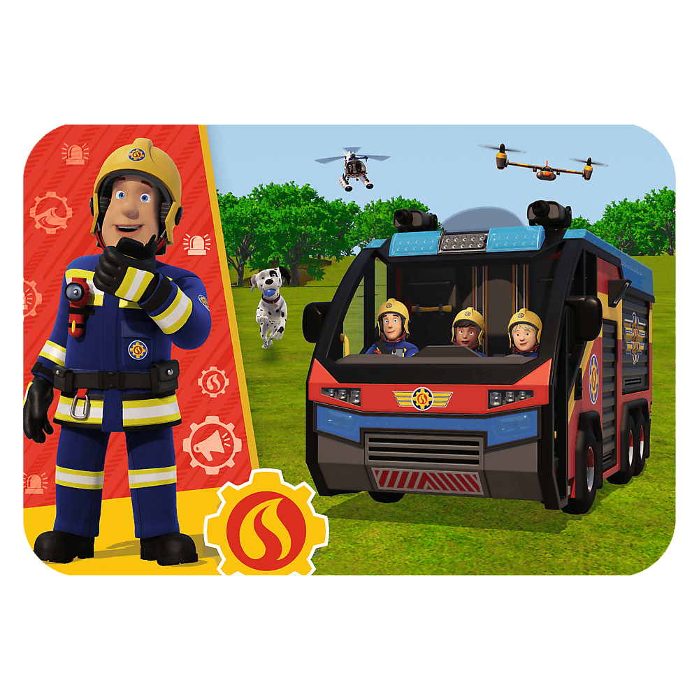 Feuerwehrmann Sam mit Feuerwehrauto, Hund und Hubschrauber. Feuerwehrleute im Truck, mit Grünfläche und Bäumen im Hintergrund.