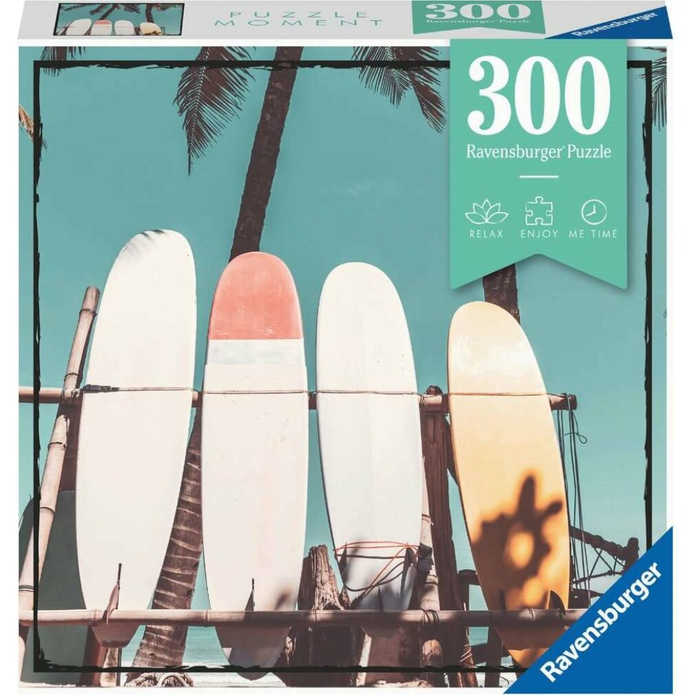 Scatola puzzle con tavole da surf appoggiate a una struttura in legno, palme e cielo turchese.