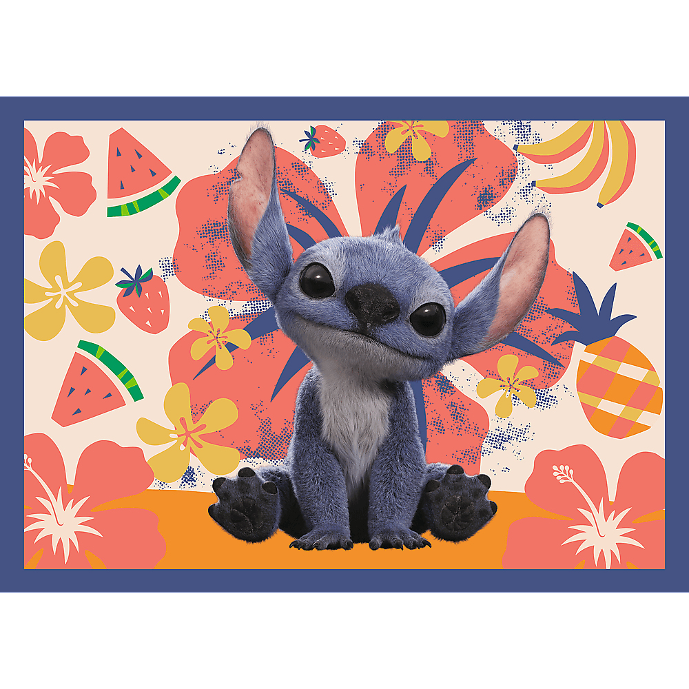 Stitch van Lilo & Stitch zit. Achtergrond heeft tropische bloemen, fruit en een blauwe rand. Stitch is blauw met grote oren.