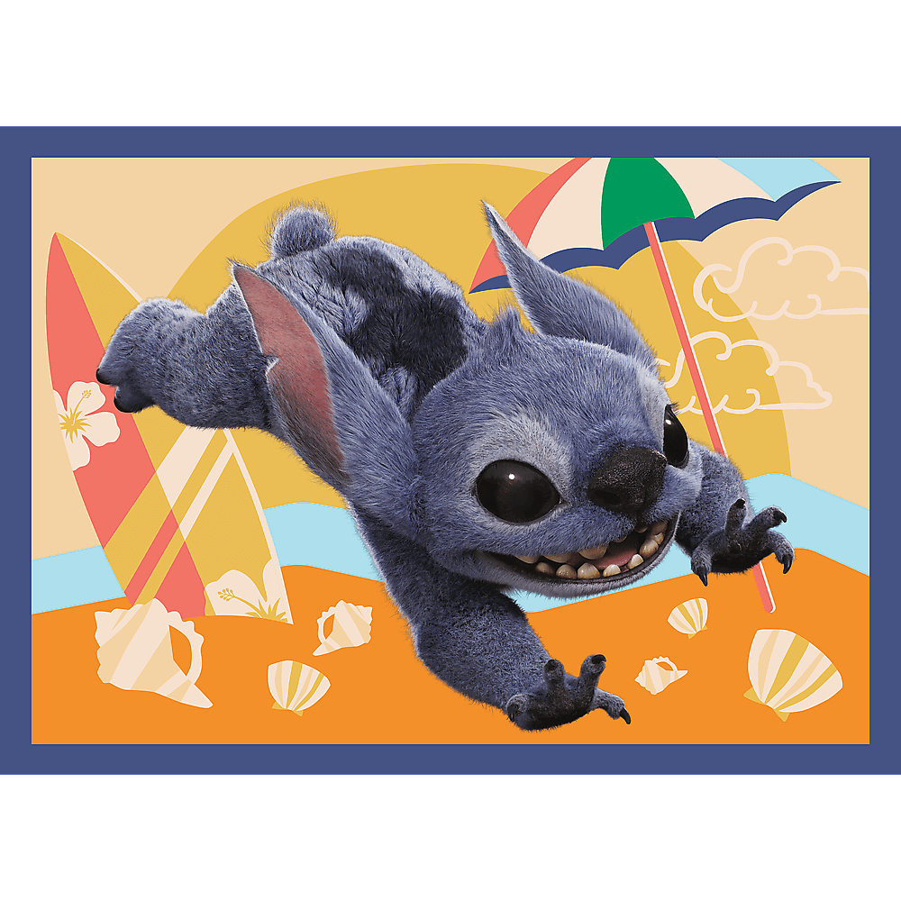 Stitch, een blauwe alien, springt op een strand. Achtergrond: parasol, surfplanken, schelpen en zon. Kleuren: oranje, blauw en geel.